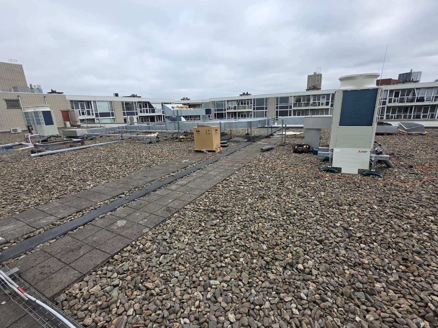 Grinddak van een woonblok, met de installaties op het dak
