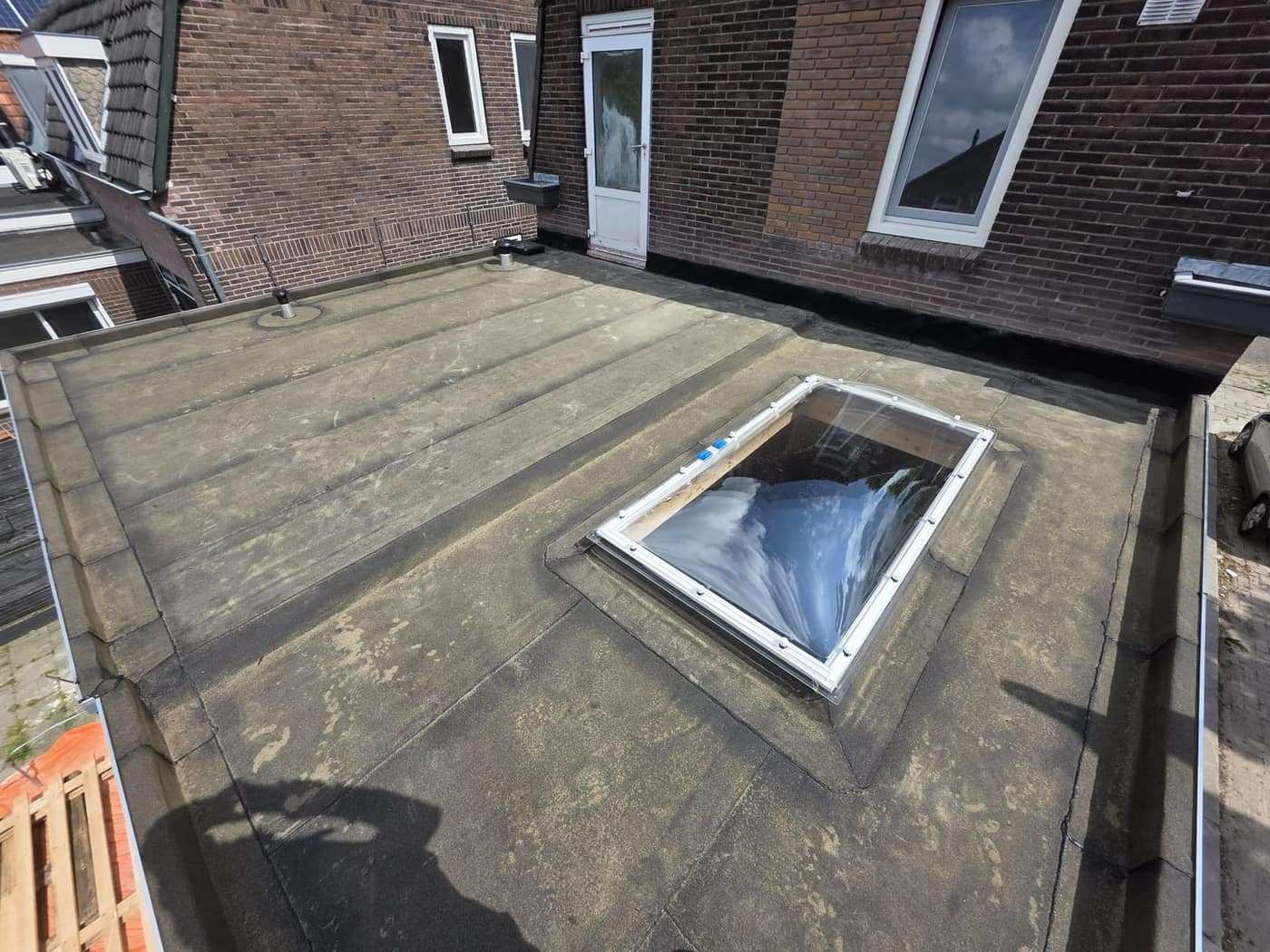Dakraam ingewerkt in een plat dak tussen twee gevels