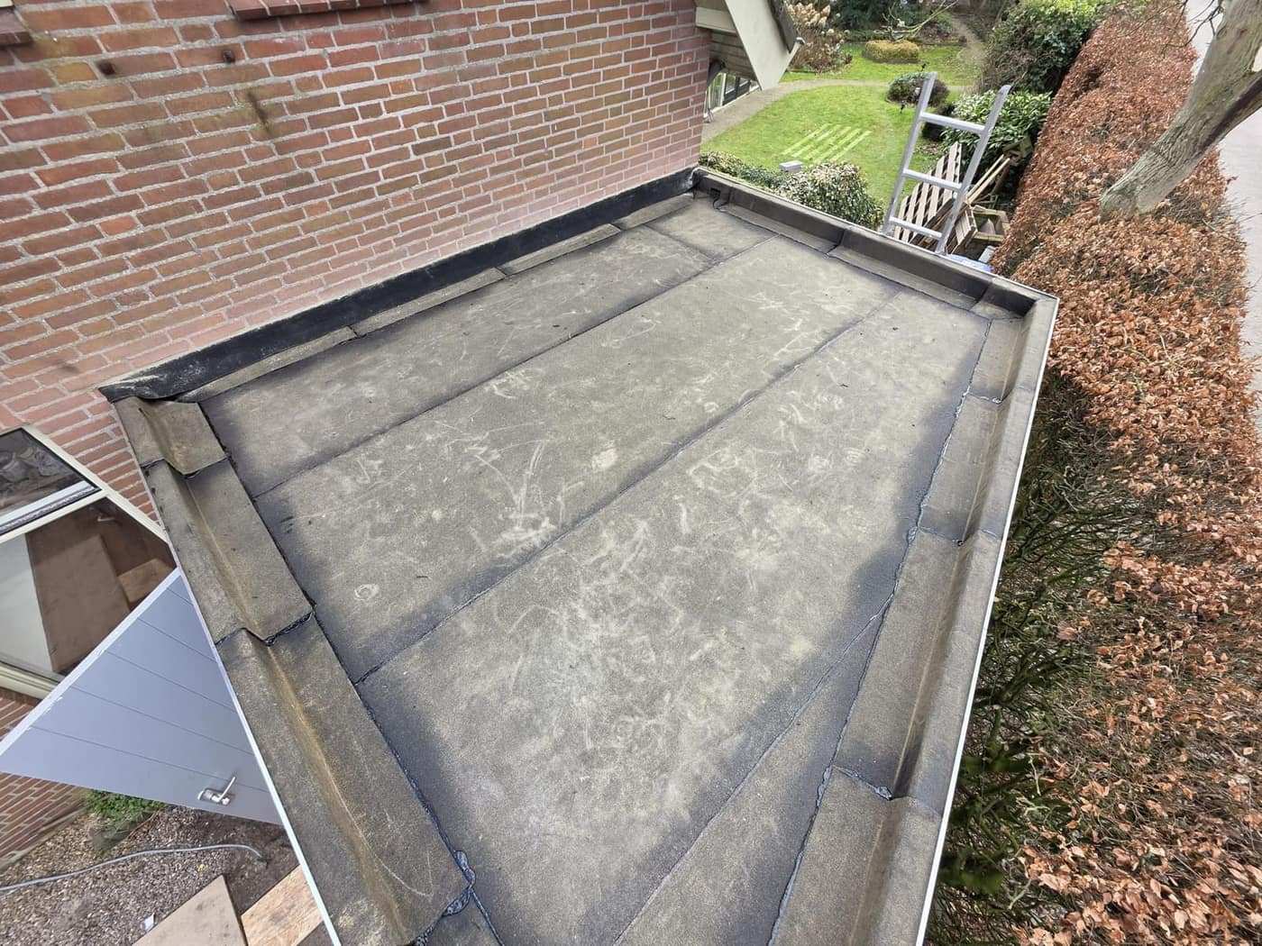 Dakvlak tussen de gevels, opstanden rondom mee opgetrokken